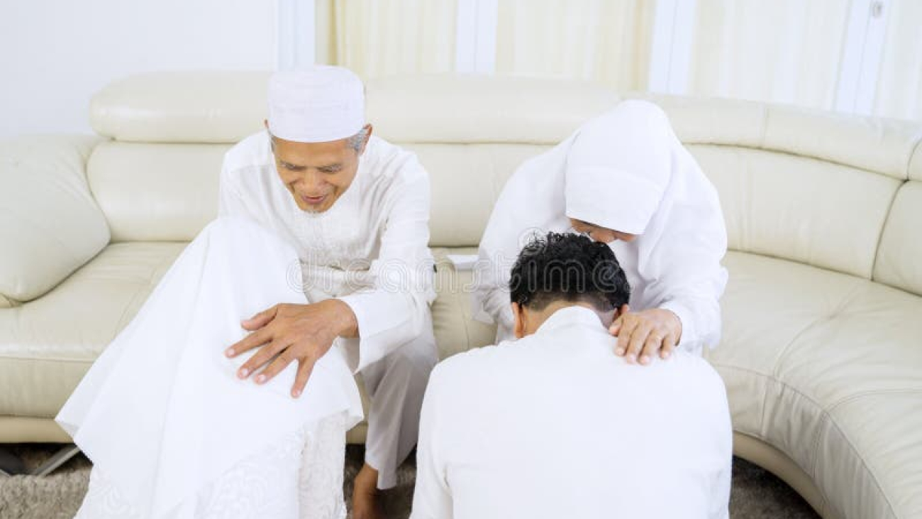 portrait-old-parents-forgiving-their-children-celebrating-eid-mubarak-living-room-old-parents-forgiving-their-children-179555758