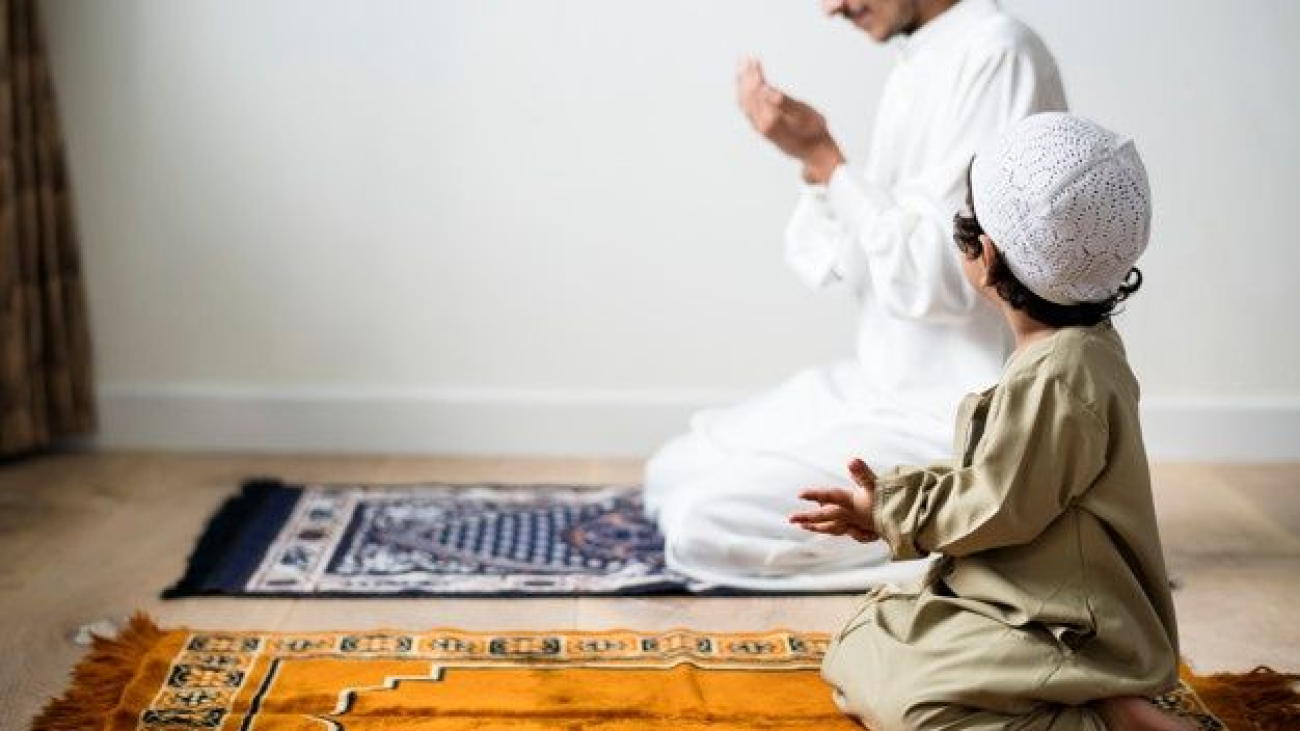 Muslim boy learning how to make dua to allah _ Premium Photo